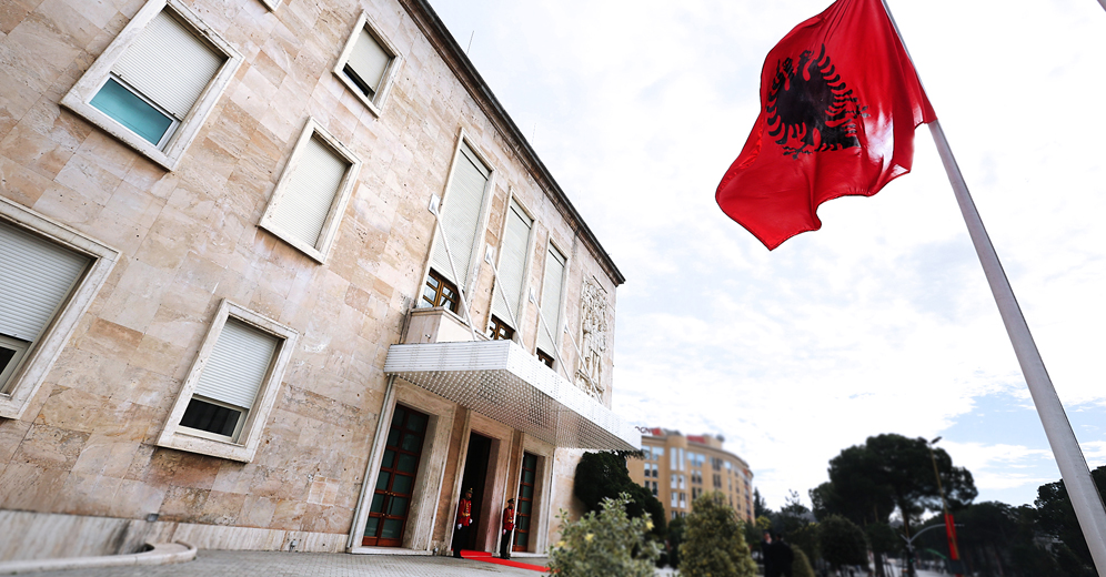Kostoja e delirit dhe e manipulimit 