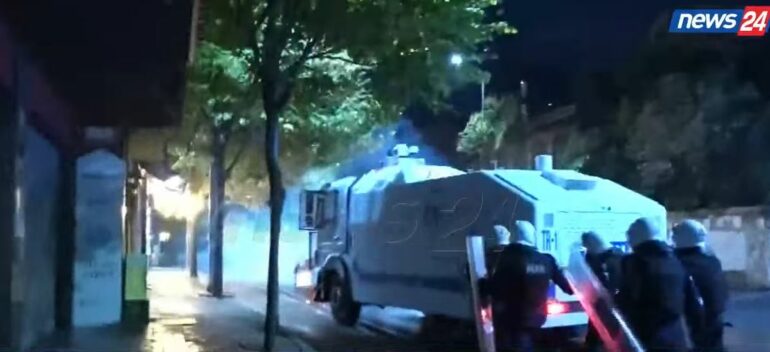 Policia ndjek protestuesit te Rruga e Dibrës  studentët iu vënë flakën kazanëve të mbeturinave