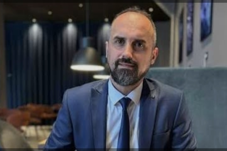 gjenerata-z-dhe-kriza-e-sistemit-kur-premtimi-i-se-ardhmes-shnderrohet-ne-revolte-politike