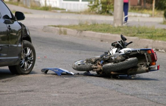17 vjeçari me moped goditet nga një veturë, përveç lëndimeve mori edhe kallëzim penal