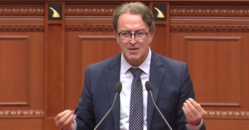 Tensionet në Kuvend  Tomor Alizoti  Në rend dite duhej të ishte zemërimi i shqiptarëve ndaj Qeverisë  Vjen Balluku  miliardere dhe bën karshillëk