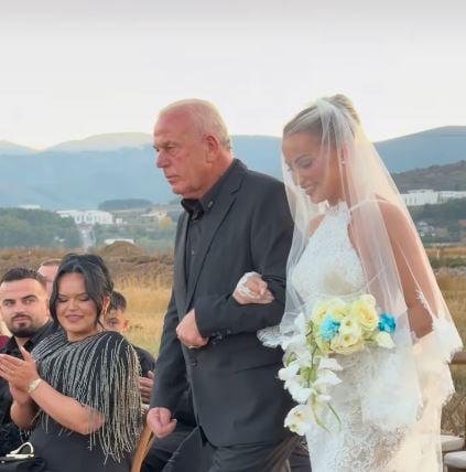 Ky është momenti i Aurorës me babanë që i bëri të gjithë me lot – edhe nusja e prishi krejt grimin nga lotët