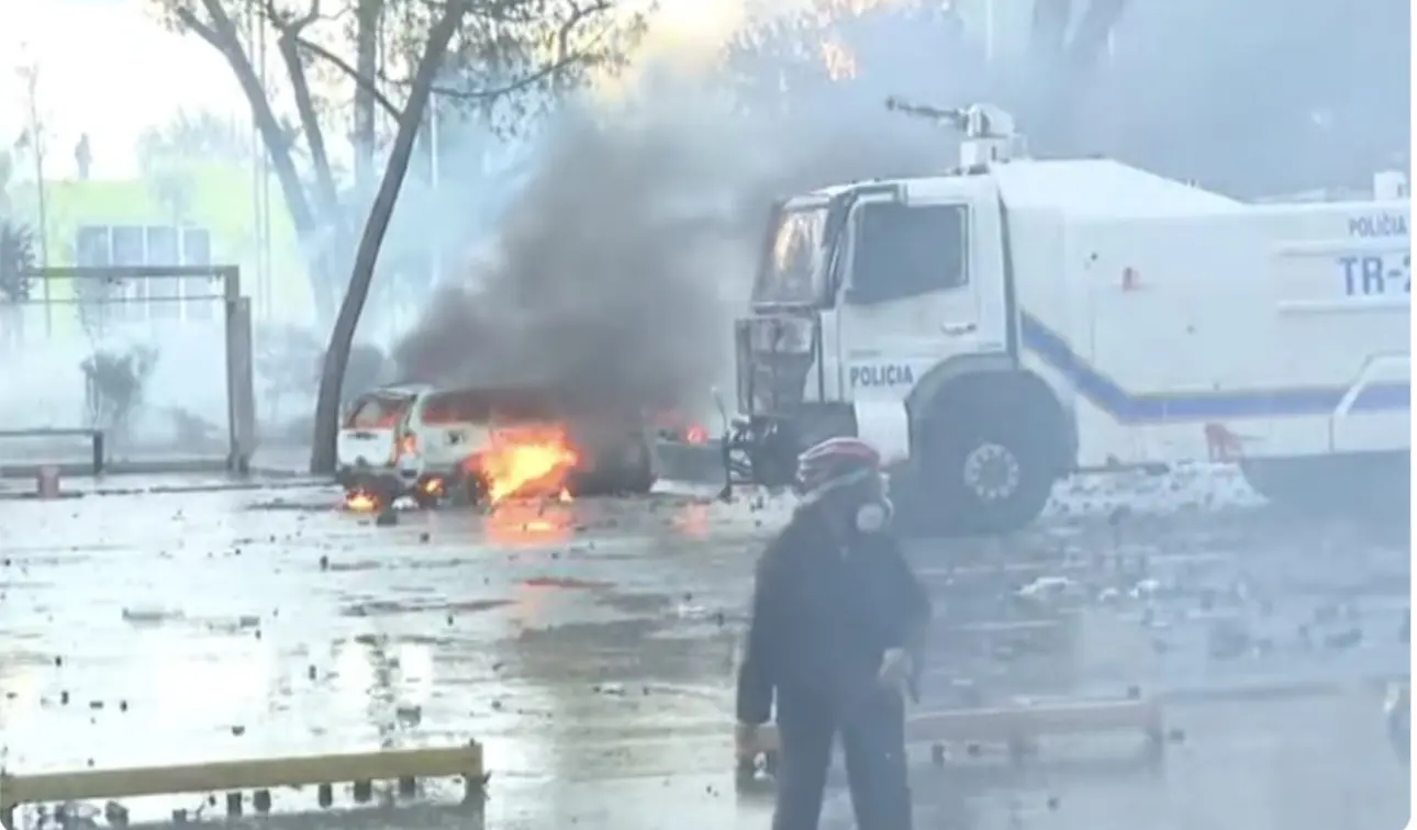 Tensioni në Tiranë  Një veturë policie digjet në bulevardin  Dëshmorët e Kombit 