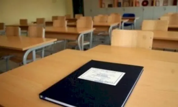 Rikthimi i sistemit 4 4 4 në arsimin e Kosovës  Një debat i nxehtë