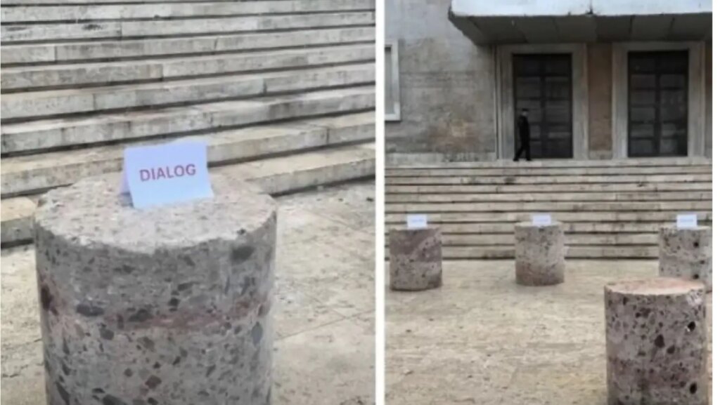 Rama rikthen ftesën për dialog: Simbolika e gurëve për studentët