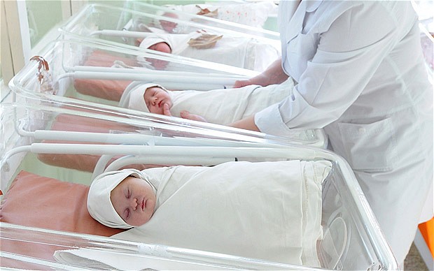 Gjithnjë e më pak foshnje në Maqedoninë e Veriut, lindshmëria bie në 1,35 fëmijë për grua